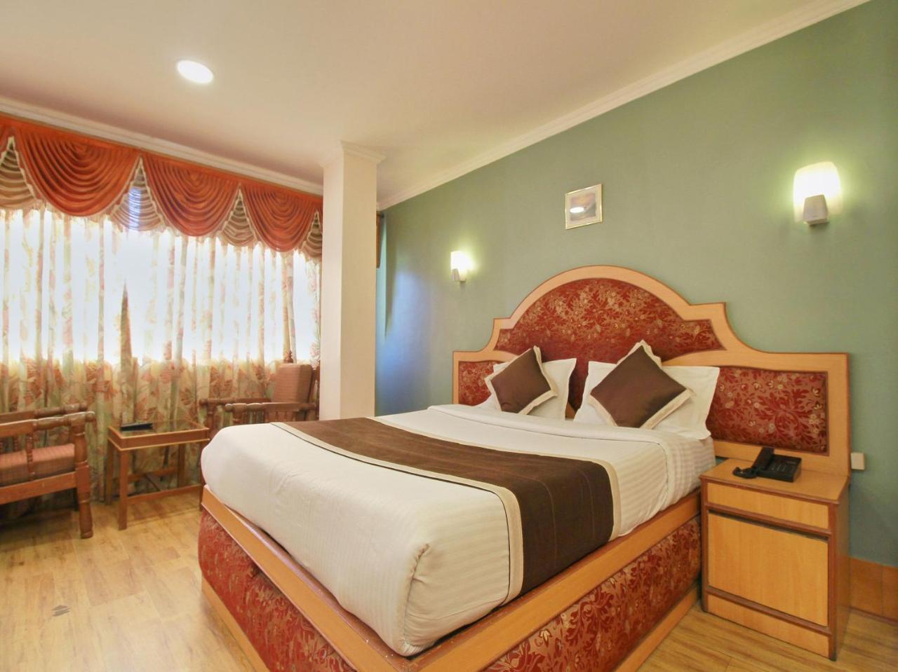 Oyo 10068 Hotel Rathna Уті Екстер'єр фото